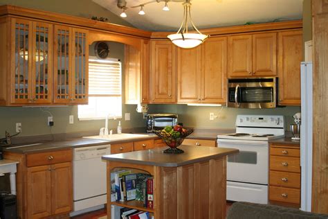 what color compliments maple cabinets